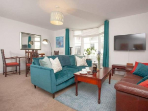 2 Central, spacious, apartment with private patio